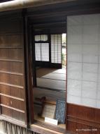 Uvnitř - samurajské dveře